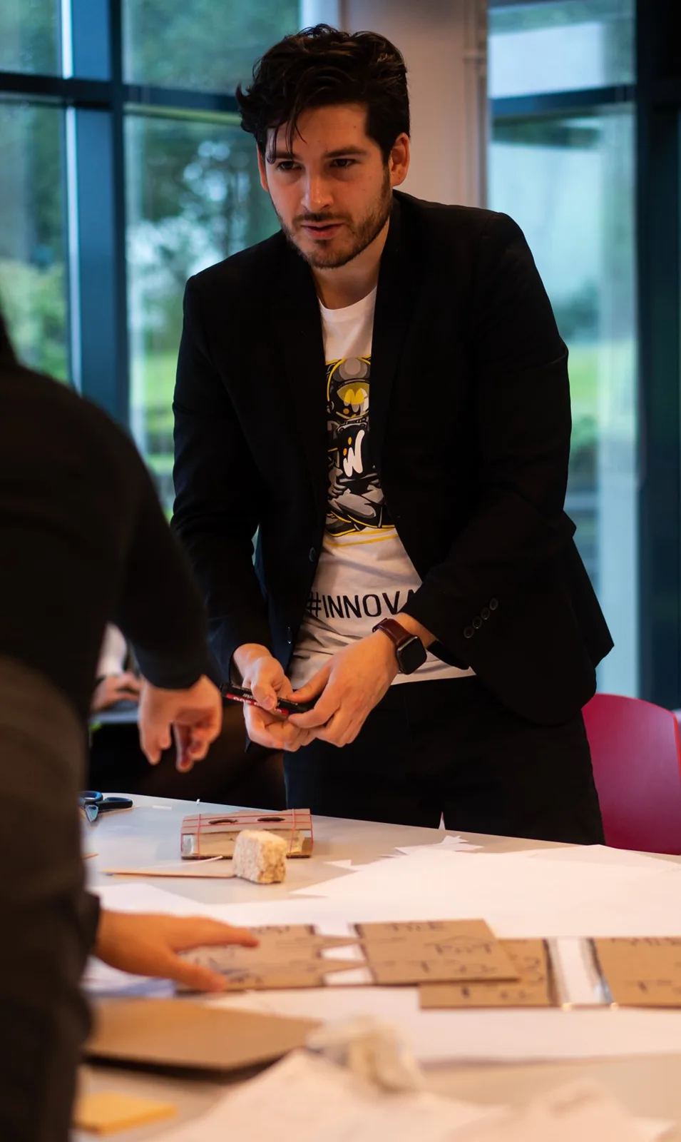Nelson Inno, innovation consultant, leading a hands-on innovation workshop